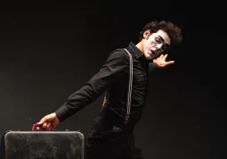  “From a suitcase” di Enrico Mazza, un mimo tanto elegante quanto strampalato